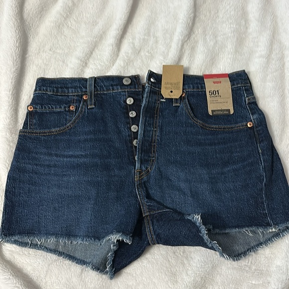 Brand New Levi’s 501 high rise fitted through the hip Jean shorts - Picture 5 of 6
